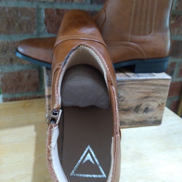 NEW in the box Vance Co ALEX men's dressy zippered cap-toe boots in Tan size 8. - Picture 4 of 7